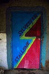 Cinema;-Colours;-Comoros-Archipelago;-Door;-France;-Housing;-Indian-Ocean;-Inscription;-Kaleidos;-Kaleidos-images;-La-parole-à-limage;-Laurent-Abad;-Mayotte;-Mud-wall;-Painting;-Stories-Pictures